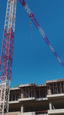 Beton dökme ve vinç kaldırma devam ediyor. Yetenekli ve canlı bir inşaat alanının havadan çekilmiş görüntüleri..