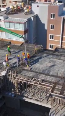 Duvar montajı ve vinç kaldırılıyor. Canlı ve profesyonel bir inşaat projesinin hava görüntüleri..