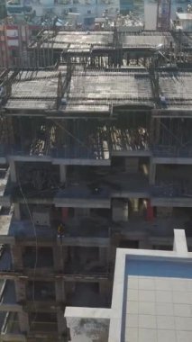 Turna ve duvar montajı devam ediyor. Dinamik ve yetenekli bir yerleşim alanının hava görüntüleri..