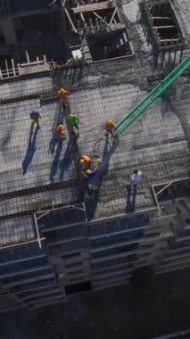 Vakıflar ve vinç operasyonları devam ediyor. Yetenekli ve canlı bir konut projesinin hava görüntüleri..