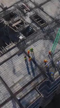 Yapısal kirişler ve vinç kaldırılıyor. Dinamik ve üretken bir inşaat alanının hava görüntüleri..