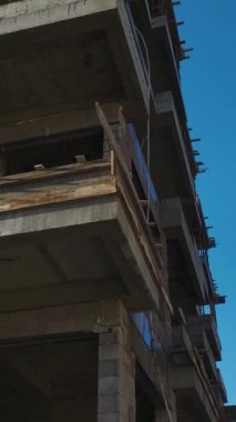 Vinç kaldırma ve duvar montajı devam ediyor. Canlı ve dinamik bir inşaat ortamının hava görüntüleri..