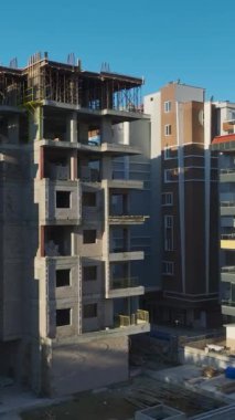 Beton ve vinç çalışmaları devam ediyor. Ayrıntılı ve üretken bir inşaat alanının hava görüntüleri..