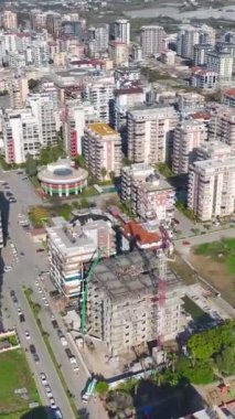 Turna kaldırma ve beton dökme. Dinamik ve detaylı bir inşaat projesinin hava görüntüleri..