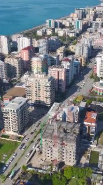 Şehir manzarası ve deniz manzarası. Güzel bir Akdeniz şehrinin hava görüntüleri..