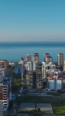 Yapısal kiriş yerleştirme ve vinç kaldırma. Canlı ve kalifiye bir konut projesinin hava görüntüleri..