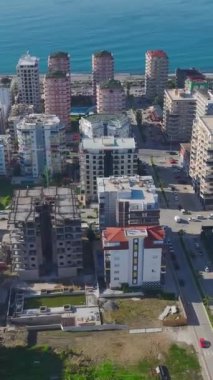 Bir kıyı şehrinin havadan görünüşü. Berrak suları olan manzaralı şehir manzarası.