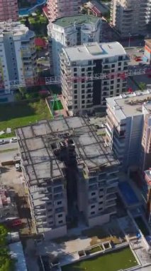 Beton dökme ve vinç kaldırma. Üretken ve dinamik konut projesinin hava görüntüleri.