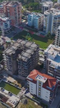 Mühendisler ve vinç çalışıyor. Yetenekli ve iyi yönetilen bir inşaat projesinin hava görüntüleri..