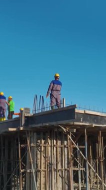 Turna kaldırma ve beton dökme. Ayrıntılı ve dinamik bir inşaat alanının hava görüntüleri.