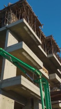 Mühendisler ve işçiler iş başında. Dinamik ve yetenekli bir inşaat projesinin hava görüntüleri..