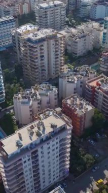 Köpüklü deniz ve şehir manzarası. Çarpıcı bir sahil manzarasının hava görüntüleri..