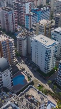 Şehir ve deniz manzarası yukarıdan. Bir Akdeniz sahil şehrinin hava görüntüleri..