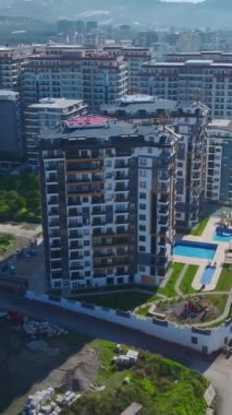 Turkuaz suların havadan görünüşü. Sahil boyunca manzaralı şehir manzarası.