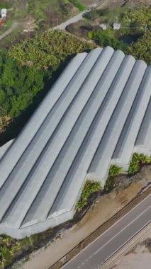 Sera ve tarlalar yukarıdan. Gelişen tarım ortamının hava görüntüleri..