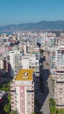 Sahil ve şehrin havadan görüntüsü. Akdeniz 'den canlı şehir manzarası.