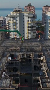 Mühendisler ve vinç işbirliği. İyi yönetilen bir inşaat alanının hava görüntüleri..