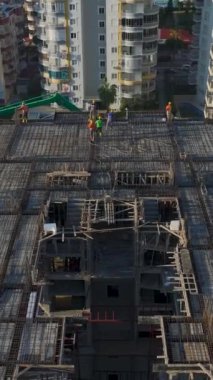 Vinç kaldırma ve duvar montajı. Üretken ve profesyonel bir bina ortamının hava görüntüleri.