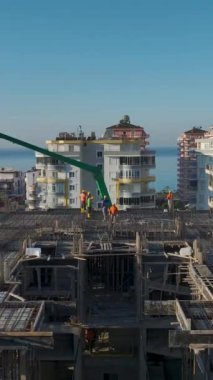 Mühendisler ve vinç operasyonları devam ediyor. Üretken ve iyi organize edilmiş bir inşaat alanının hava görüntüleri..