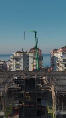 Beton ve vinç çalışmaları devam ediyor. Yetenekli ve dinamik konut projesinin hava görüntüleri..