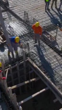 Mühendisler, vinç ve işçiler iş başında. Üretken ve profesyonel bir konut projesinin hava görüntüleri.