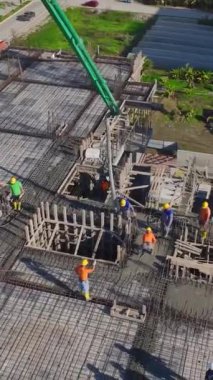 Turna ve duvar inşaatı devam ediyor. Canlı ve profesyonel bir inşaat projesinin hava görüntüleri..