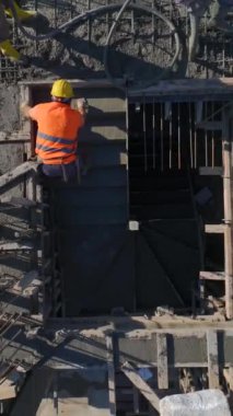 Duvar montajı ve vakıf çalışmaları devam ediyor. Canlı ve detaylı bir inşaat projesinin hava görüntüleri..