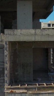Duvar montajı ve vinç kaldırılıyor. Canlı ve profesyonel bir konut projesinin hava görüntüleri..