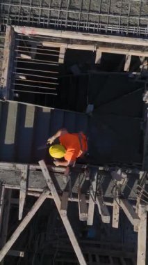 Mühendisler ve vinç iş başında. Yetenekli ve organize bir konut projesinin hava görüntüleri..