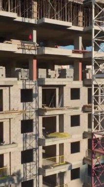 Vinç kaldırma ve duvar montajı devam ediyor. Yetenekli ve canlı bir konut projesinin hava görüntüleri..
