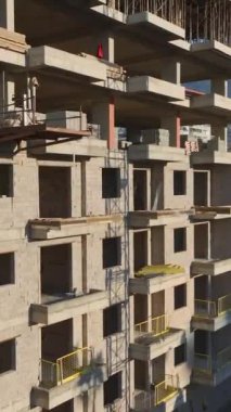 Beton dökme ve vinç kaldırma devam ediyor. Dinamik ve yetenekli bir inşaat projesinin hava görüntüleri..