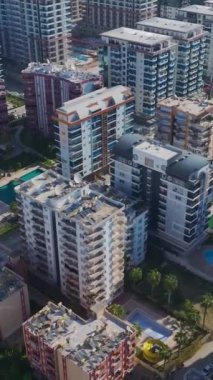 Tepeler, şehir ve deniz havadan. Bir Akdeniz sahil şehrinin hava görüntüleri..