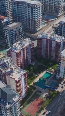 Canlı sokaklar ve deniz. Akdeniz kıyısındaki bir şehrin hava görüntüleri..