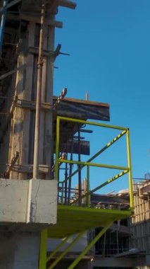 Beton dökme ve vinç kaldırma devam ediyor. Üretken ve iyi yönetilen bir konut projesinin hava görüntüleri..