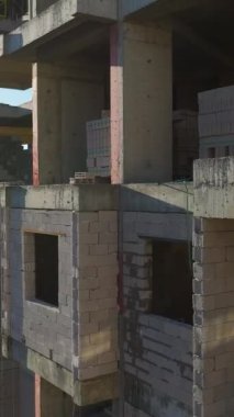 Vinç kaldırma ve duvar montajı devam ediyor. Canlı ve verimli bir yerleşim alanının hava görüntüleri..
