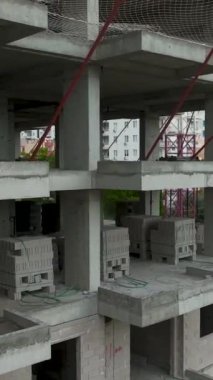 İşçiler binanın tabanını şekillendirmek için aktif olarak beton döküyorlar.