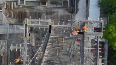 Hareketli ve canlı bir gelişme süreci.