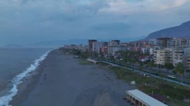 Sakin ve canlı bir sahil manzarası..