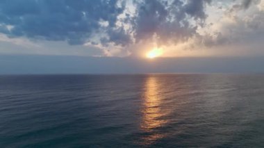 Huzurlu ve büyüleyici bir deniz anı.