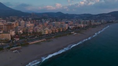 Resimli bir kıyı manzarası.