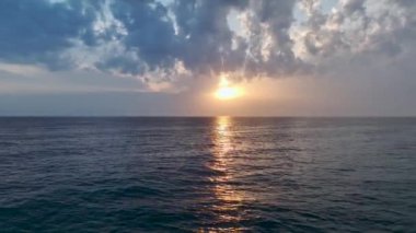 Canlı ve sakin bir deniz manzarası..