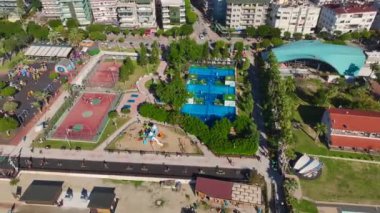 Spor tesisleri olan bir plajın havadan çekilmiş görüntüleri. Spor alanları, kortlar ve eğlence alanları da dahil..