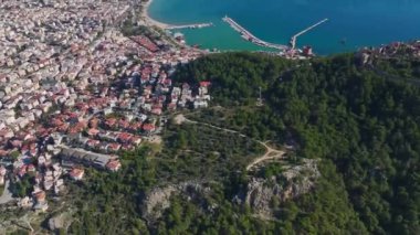 Şehir binalarının güzel gök mavisi sular ve berrak gökyüzü ile buluştuğu deniz kıyısındaki bir şehrin hava görüntüsü..
