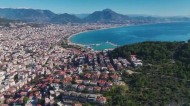 Modern gökdelenleri ve derin mavi denizi olan bir şehrin hava görüntüleri mükemmel bir manzara yaratıyor..