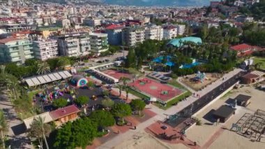 Sahildeki bir spor merkezinin havadan görünüşü, mahkemeler ve mavi okyanus tarafındaki açık hava spor alanları da dahil..