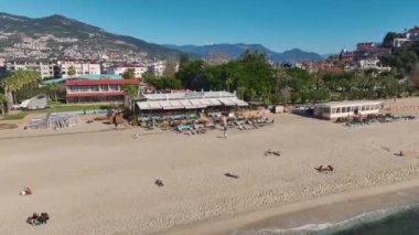 Sahildeki iyi donanımlı bir spor alanının, eğitim bölgelerinin, mahkemelerin ve dinlenme alanlarının hava görüntüleri..