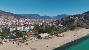 Pürüzsüz beyaz kum ve kristal berrak mavi suyu olan tropik bir plajın insansız hava aracı görüntüleri mükemmel bir cennet yaratıyor..