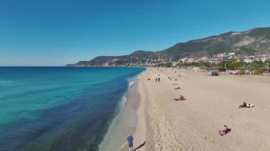 Saf beyaz kum ve kristal berrak suyun sahil boyunca uzandığı güzel bir tropikal plajın insansız hava aracı görüntüleri..