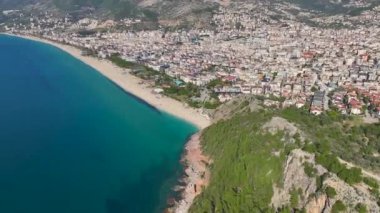 Dokunulmamış, berrak su ve dinlenmek için mükemmel beyaz kumlu tropikal bir sahil manzarası..