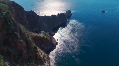 Derin mavi denize bakan antik Alanya Kalesi 'nin insansız hava aracı görüntüleri nefes kesici bir tarihi kıyı manzarası yaratıyor..